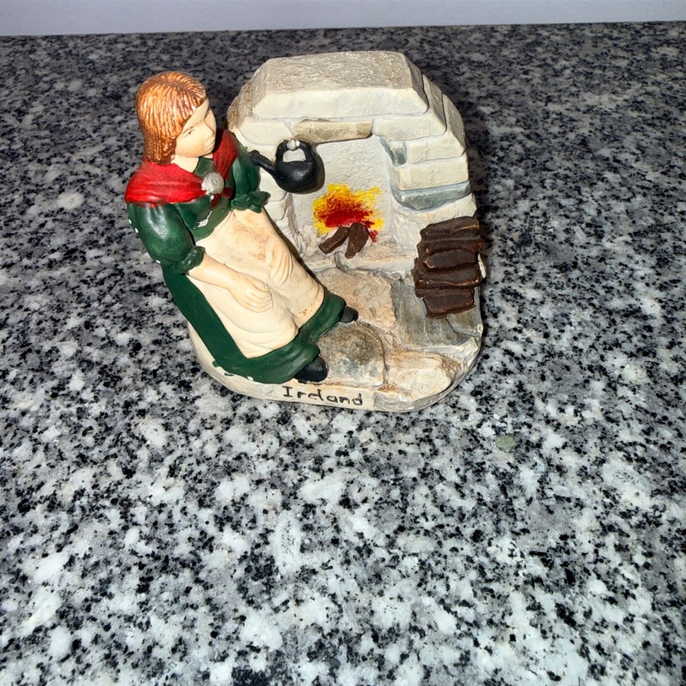 Gifts from Ireland Vintage Hearth Fireplace Figurine Unisex OS Green Resin